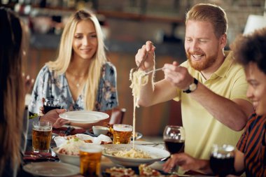 Restoranda akşam yemeği arkadaşlar. Çok etnik grup.