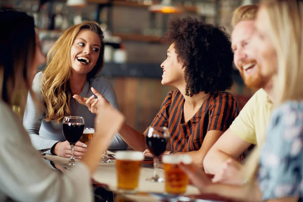 Vrienden Chatten Het Drinken Van Alcohol Tijdens Vergadering Restaurant Multi — Stockfoto
