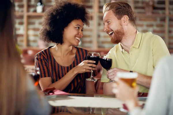 Amigos Haciendo Brindis Mientras Están Sentados Restaurante Grupo Multiétnico — Foto de Stock