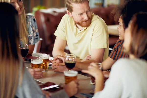 Amigos Conversando Bebendo Álcool Enquanto Estão Sentados Restaurante Grupo Multi — Fotografia de Stock