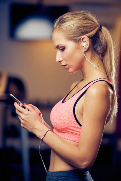 Mujer Usando Teléfono Inteligente Mientras Está Pie Gimnasio Cinta Correr — Foto de Stock