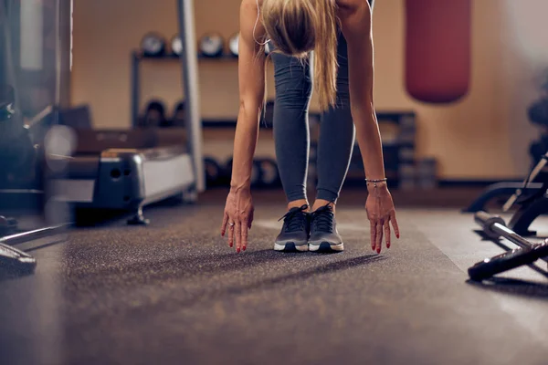 Frau Wärmt Sich Fürs Training Auf Turnhalleninnenraum Konzept Eines Gesunden — Stockfoto