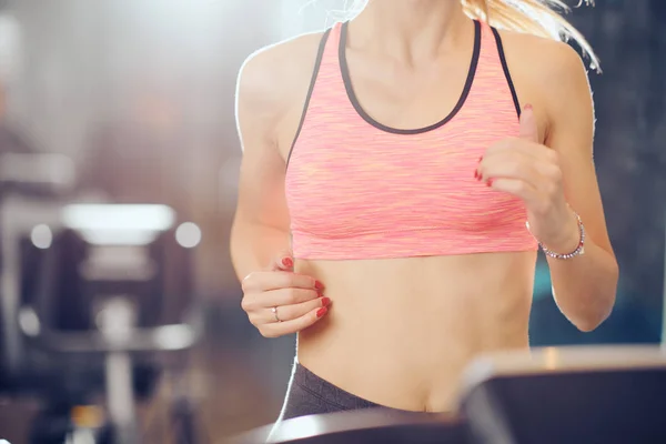 Una Mujer Corriendo Una Cinta Primer Plano Del Torso Mujer — Foto de Stock