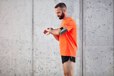 Akıllı izle ayakta runner ve ayarı. Kol akıllı telefon davaya burnunu.