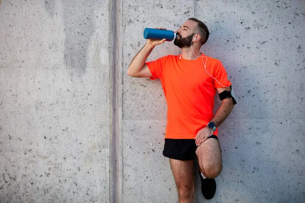 Hombre Descansando Correr Beber Agua Mientras Está Pie Contra Pared —  Fotos de Stock