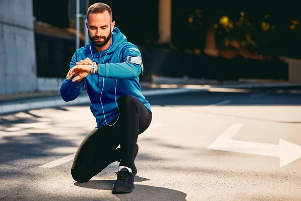 Hombre Barbudo Arrodillado Calle Comprobando Latido Del Corazón Reloj Inteligente — Foto de Stock