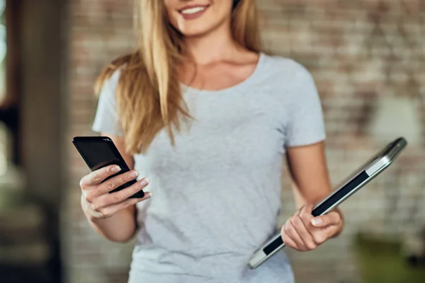 Primer Plano Mujer Que Sostiene Ordenador Portátil Uso Teléfono Inteligente — Foto de Stock