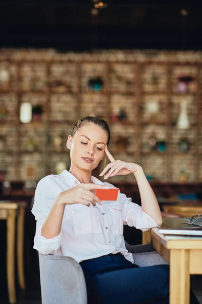 Empresaria Que Usa Tarjeta Crédito Laptop Mientras Está Sentada Cafetería — Foto de Stock