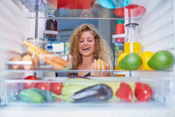 Frau Steht Vor Geöffnetem Kühlschrank Und Nimmt Orangenfrüchte Kühlschrank Voller — Stockfoto