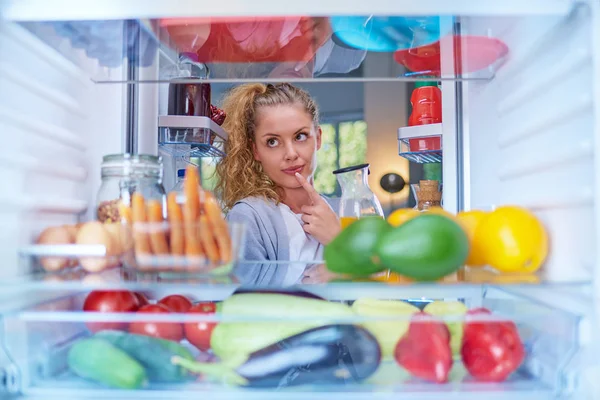 Femme Debout Devant Frigo Plein Épicerie Prenant Jus Photo Prise — Photo