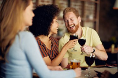 Restoranda otururken bir tost ekmegi arkadaşlar. Etnik grup.