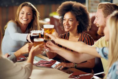 Restoranda otururken bir tost ekmegi arkadaşlar. Etnik grup.