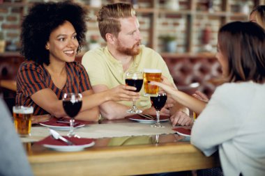 Restoranda otururken bir tost ekmegi arkadaşlar. Etnik grup.