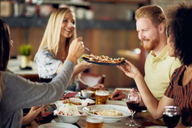 Restoranda akşam yemeği arkadaşlar. Çok etnik grup.