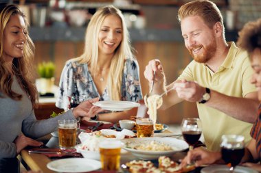 Restoranda akşam yemeği arkadaşlar. Çok etnik grup.