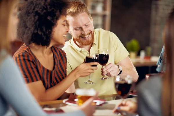 Amigos Haciendo Brindis Mientras Están Sentados Restaurante Grupo Multiétnico — Foto de Stock