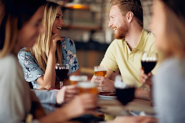 Φίλοι Συζητάνε Και Την Κατανάλωση Αλκοόλ Ενώ Κάθεται Στο Εστιατόριο — Φωτογραφία Αρχείου