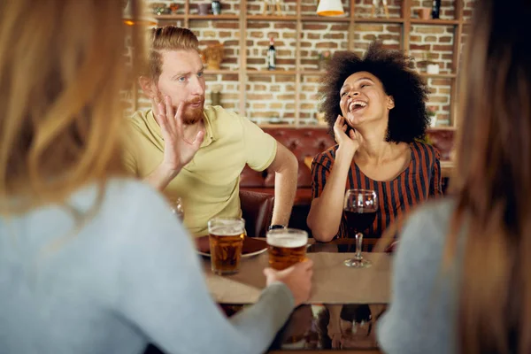 Amigos Charlando Bebiendo Alcohol Mientras Están Sentados Restaurante Grupo Multiétnico — Foto de Stock