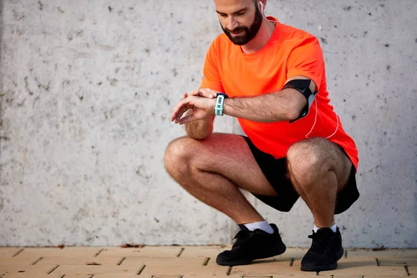 Joven Deportivo Agachándose Ajustando Temporizador Reloj Pulsera Concepto Estilo Vida — Foto de Stock