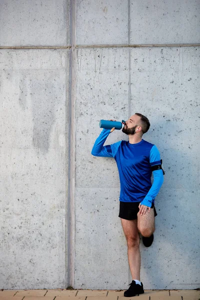 Hombre Descansando Correr Beber Agua Mientras Está Pie Contra Pared —  Fotos de Stock