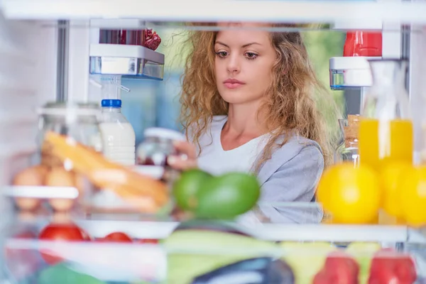 Женщина Стоящая Перед Холодильником Полным Продуктов Ищущая Нибудь Поесть Фотография — стоковое фото