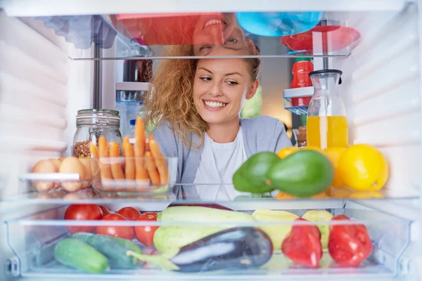 Женщина Стоящая Перед Холодильником Полным Продуктов Ищущая Нибудь Поесть Фотография — стоковое фото