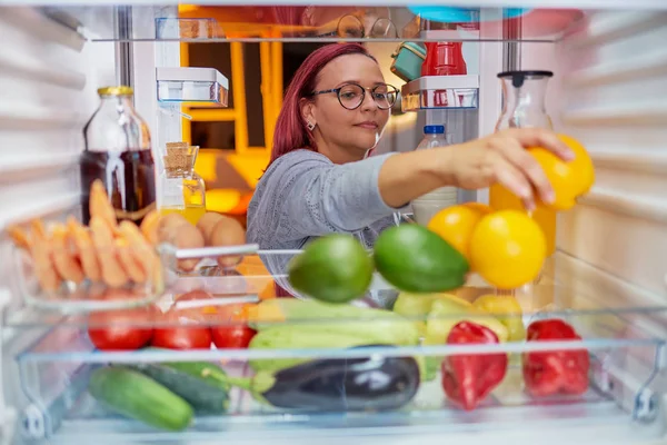 Толстая Женщина Забирает Еду Холодильника Поздно Ночью Концепция Нездорового Питания — стоковое фото