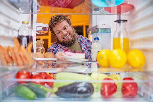 Человек Забирает Чизкейк Холодильника Изображение Холодильнике — стоковое фото