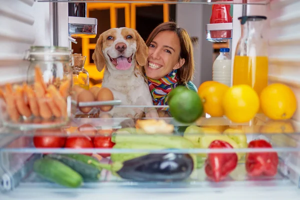 Frau Und Hund Spätabends Vor Dem Kühlschrank Bild Aus Dem — Stockfoto