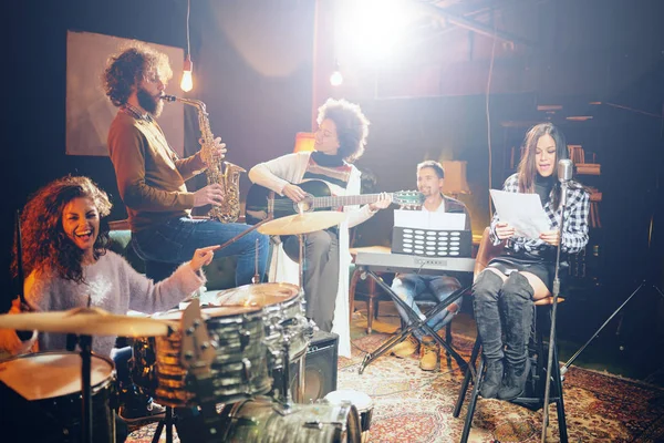 Zenekar Gyakorlat Házi Stúdiójában Énekel Miközben Banda Játszik Eszközök — Stock Fotó