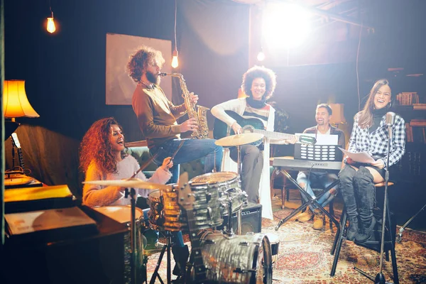 Prática Banda Estúdio Casa Mulher Cantando Enquanto Resto Banda Tocando — Fotografia de Stock