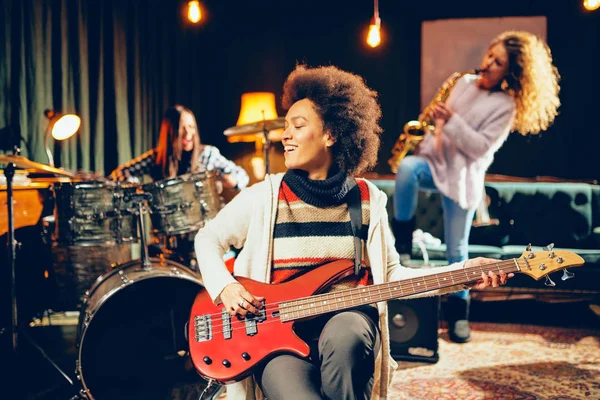 Kız, band, müzik, grup. kadın, kadınlar, sanatçı, mikrofon, insanlar, konser, müzikal, eğlence, Genç, kadın, jazz, Grup, enstrüman, kompozisyon, gitarist, pop, stüdyo, mutlu, ses, holding, davul, yaşam tarzı, gitar, davulcu, şarkı, oyun