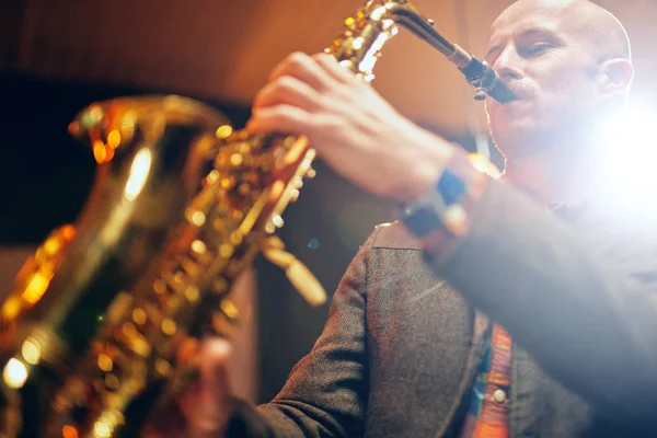 Perto Saxofonista Tocar Seu Instrumento Luz Traseira — Fotografia de Stock