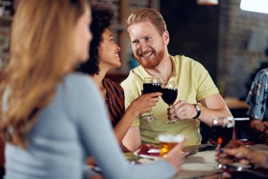 Restoranda otururken bir tost ekmegi arkadaşlar. Etnik grup.