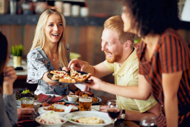 Restoranda akşam yemeği arkadaşlar. Çok etnik grup.