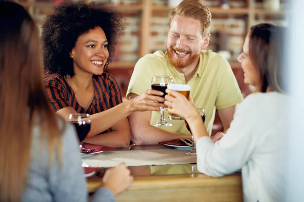 Restoranda otururken bir tost ekmegi arkadaşlar. Etnik grup.