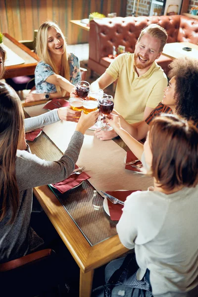 Przyjaciele Dokonywanie Toast Siedząc Restauracji Wieloetnicznej Grupie — Zdjęcie stockowe