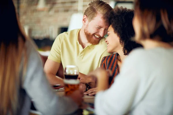 Multi Etnische Paar Chatten Het Drinken Van Wijn Reataurant Voorgrond — Stockfoto