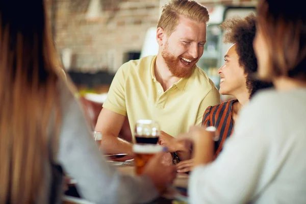 Pareja Multiétnica Charlando Bebiendo Vino Reataurant Primer Plano Sus Amigos — Foto de Stock