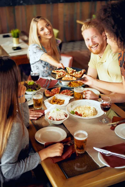 Freunde Beim Abendessen Restaurant Multiethnische Gruppe — Stockfoto