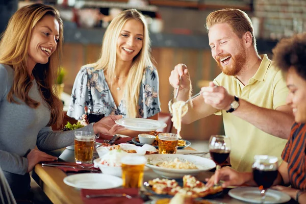 Freunde Beim Abendessen Restaurant Multiethnische Gruppe — Stockfoto