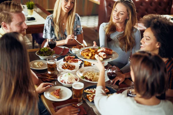 Přátel Večeři Restauraci Etnická Skupina Multi — Stock fotografie