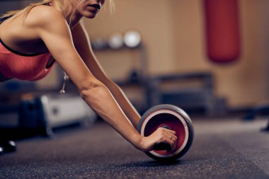 Güzel kadının abs. sağlıklı yaşam konsepti için egzersizleri yapıyor kapatın. Spor salonu iç.