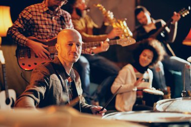 Caz Orkestrası müzik ev stüdyosunda. Davulcu tarih seçici odak.