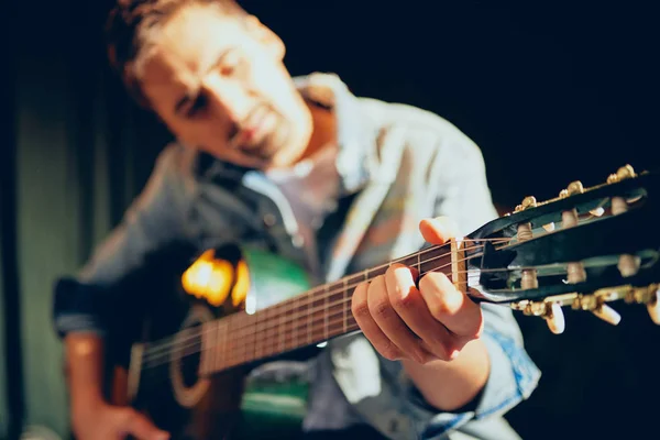 Beyaz Adamın Stüdyosunda Otururken Akustik Gitar Çalmak Kapatın Seçici Odak — Stok fotoğraf