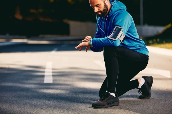 Hombre Barbudo Arrodillado Calle Comprobando Latido Del Corazón Reloj Inteligente — Foto de Stock