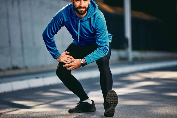 Maraton Çalıştırmadan Önce Germe Sakallı Adam Sağlıklı Yaşam Konsepti — Stok fotoğraf