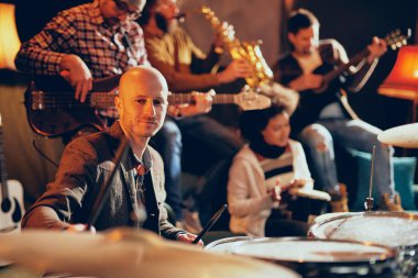 Caz Orkestrası müzik ev stüdyosunda. Davulcu tarih seçici odak.