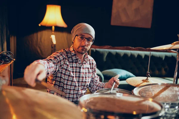 Caucasian Drummer Playing His Instrument While Sitting Home Studio — Stock Photo, Image