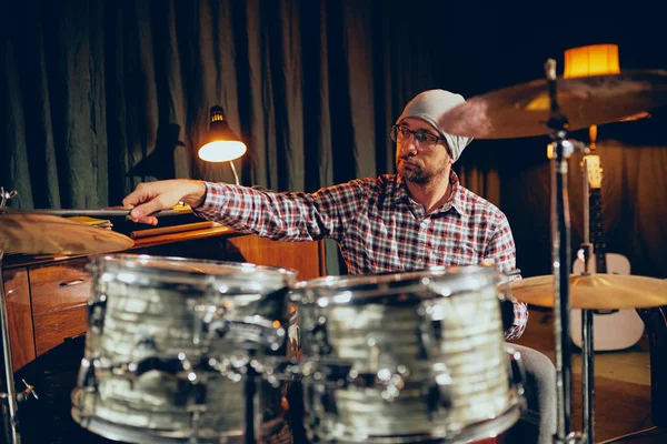 Caucasian Drummer Playing His Instrument While Sitting Home Studio — Stock Photo, Image